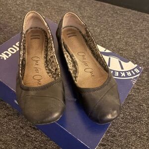 Toms Black Leather Flats Versatile Comfort size 9.5 worn used